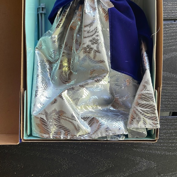 - NRFB Vintage 1995 AVON ~ Winter Velvet Barbie Doll ❄️ - Picture 4 of 16